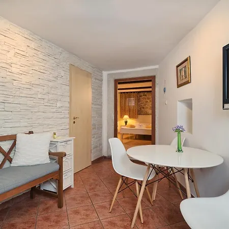 Poetry House 4* سبليت