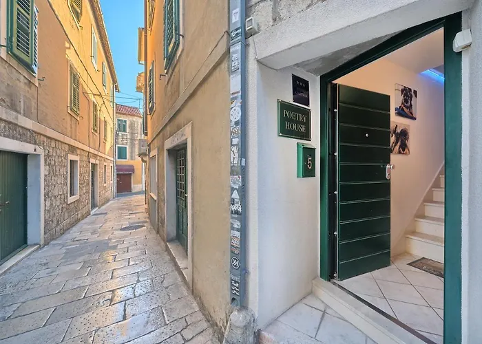 Poetry House 4*